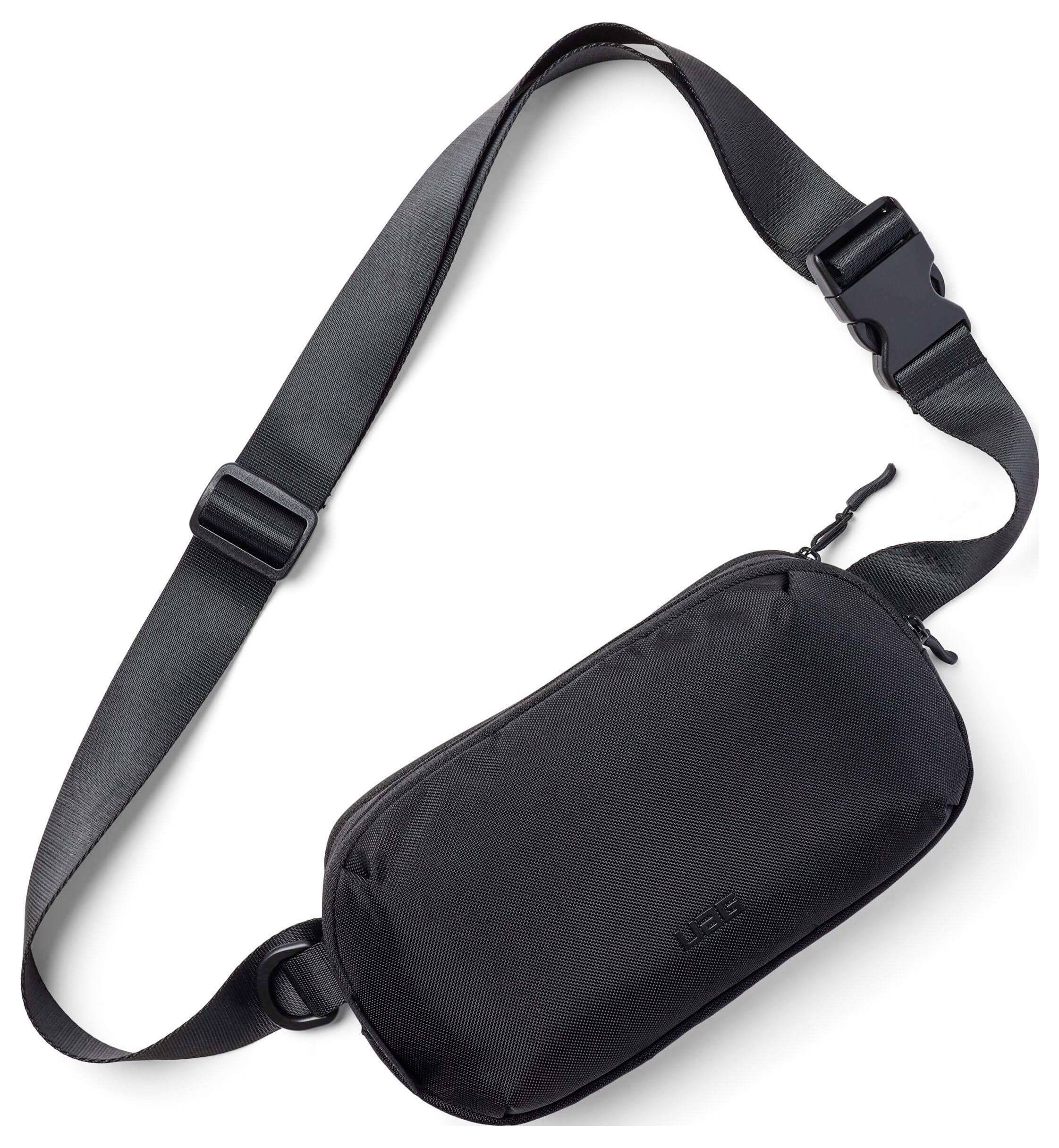 Eine schwarze Umhängetasche mit verstellbarem Riemen und großer Schnalle, entworfen für praktische Nutzung und lässigen Stil.