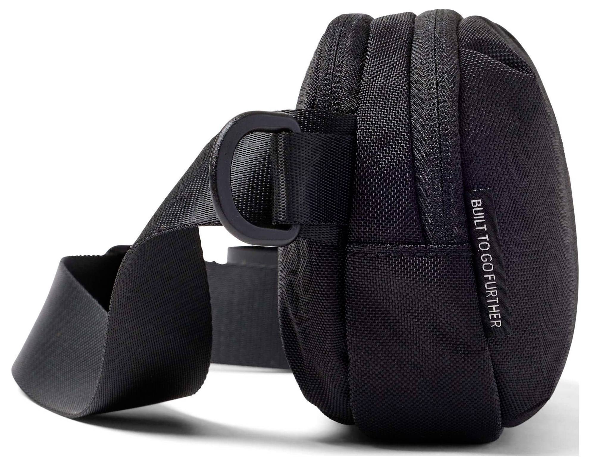 Eine Nahaufnahme einer gesteppten Jacke in Petrol und Orange, die das innere Futter und die Nähdetails zeigt.