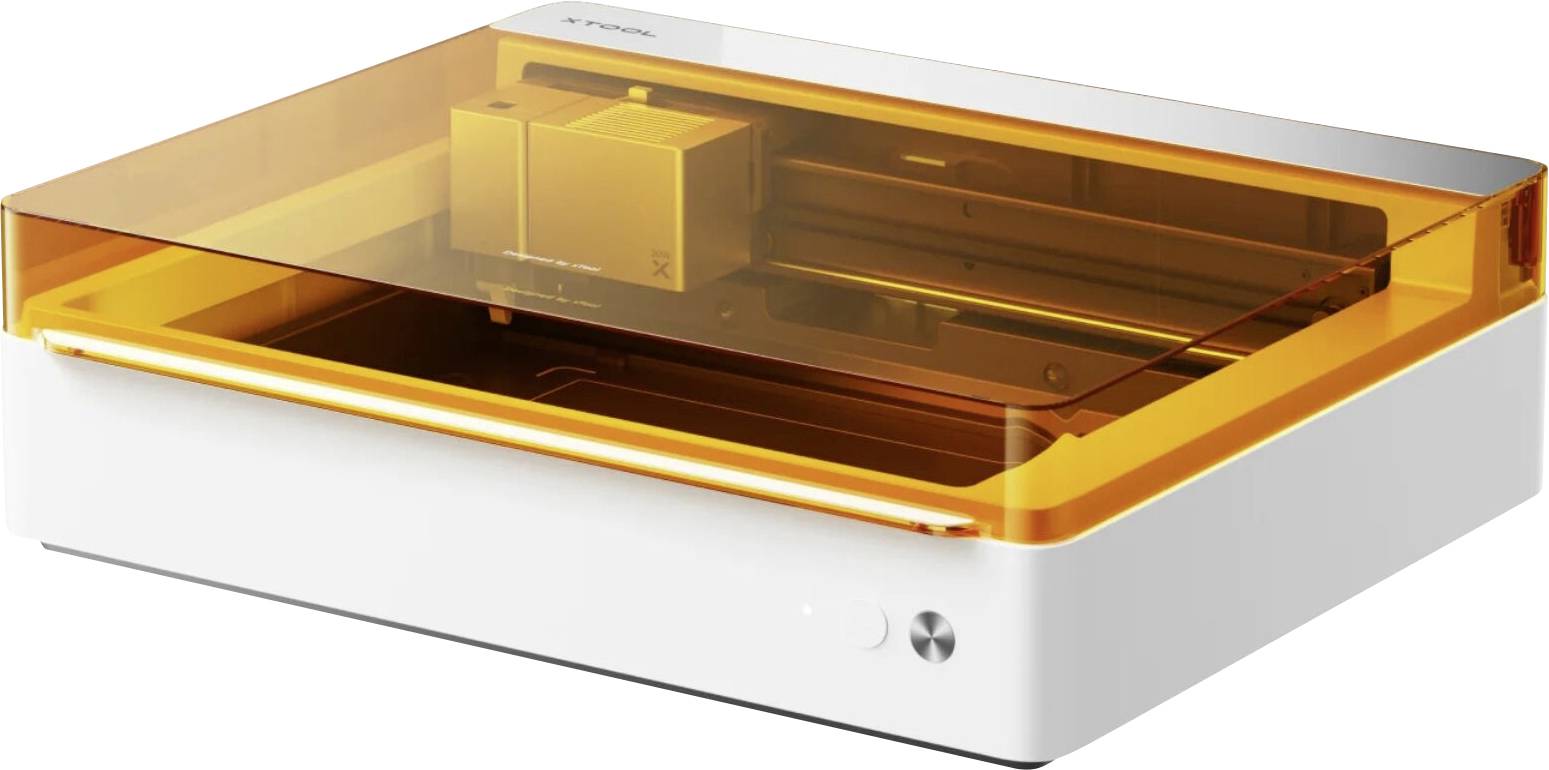 Desktop-3D-Drucker mit durchsichtigem orangefarbenem Gehäuse und sichtbarem Druckkopf auf silberfarbener Basis, gezeigt in einer Dreiviertelperspektive.