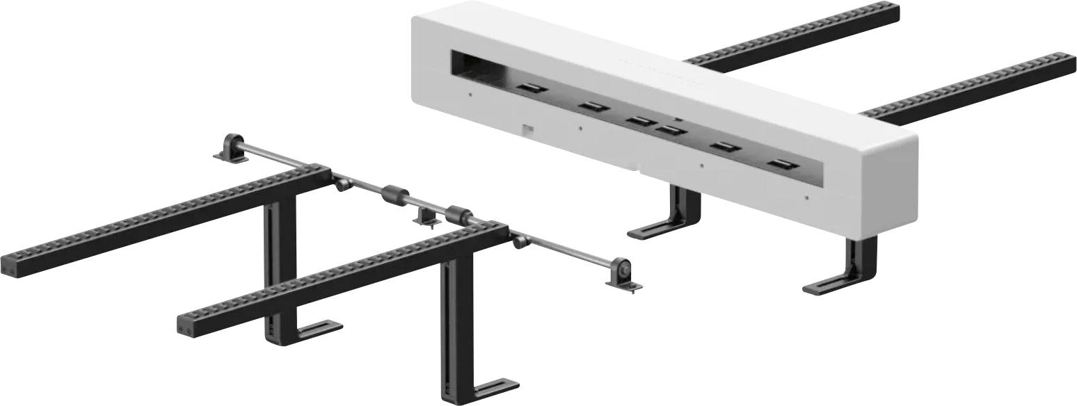 3D-Darstellung einer modularen Schreibtisch-Kabelwanne und Montageklammer-Baugruppe mit verstellbaren schwarzen Stützschienen und einem weißen Steckdosenleistengehäuse.