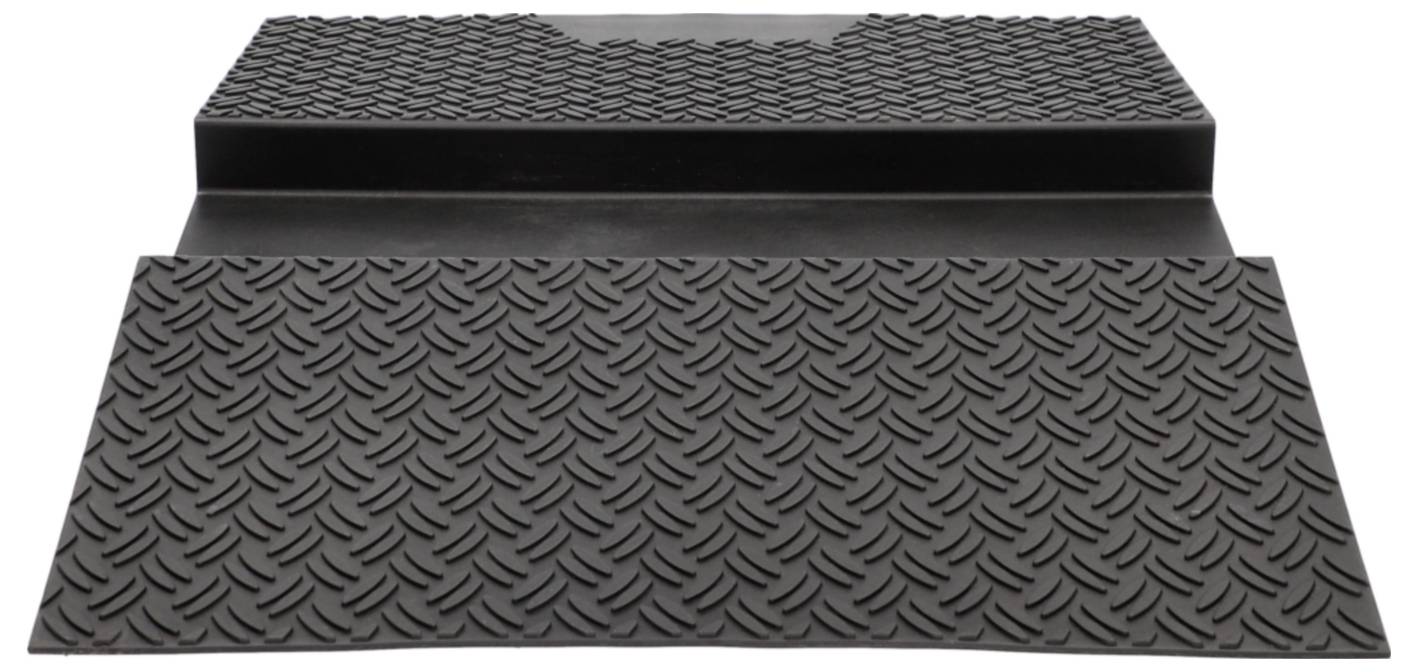 Gummi-Autofußmatte mit strukturiertem Rautenmuster und erhöhtem Rand auf einer Seite.