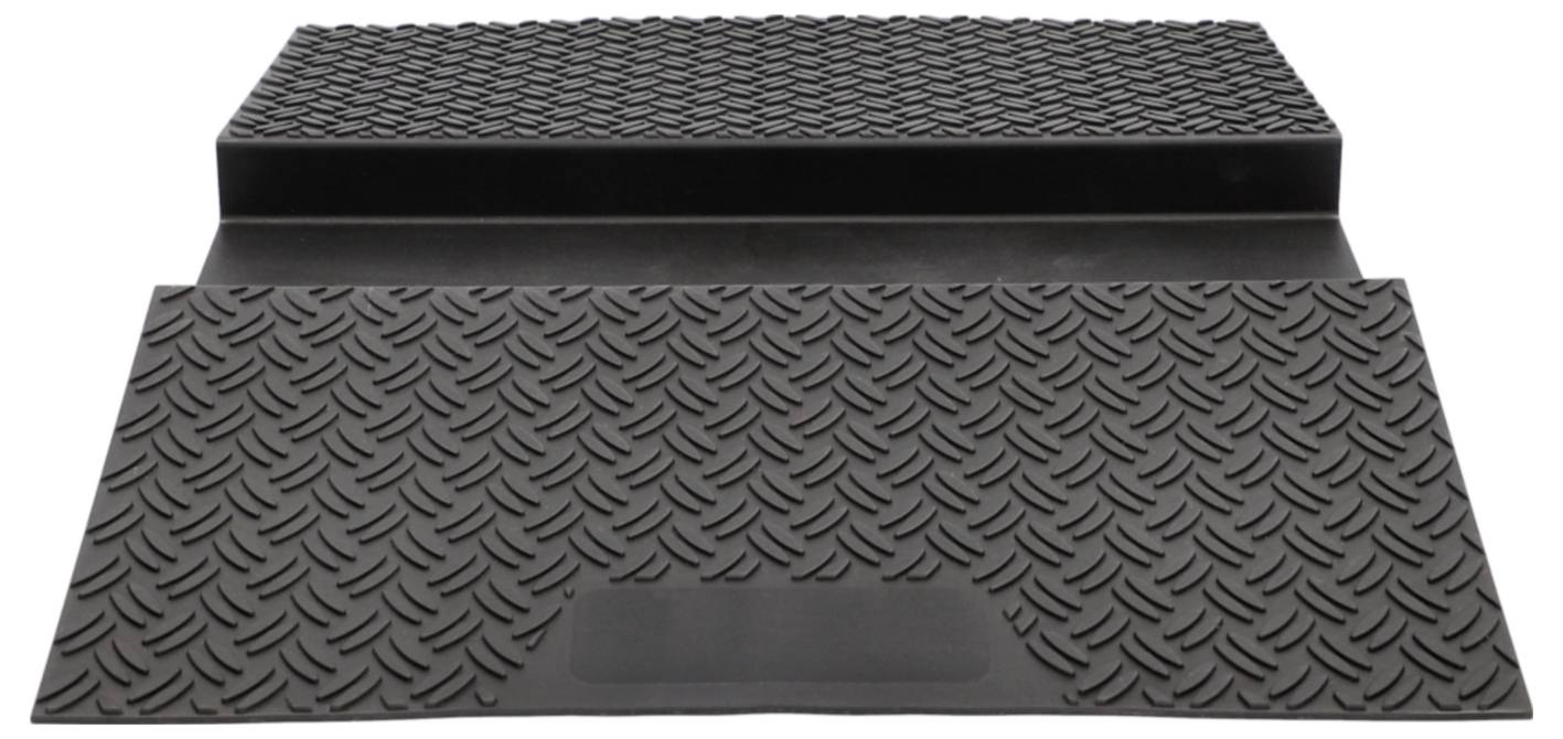 Schwarze Gummimatte mit Rautenplattenmuster.