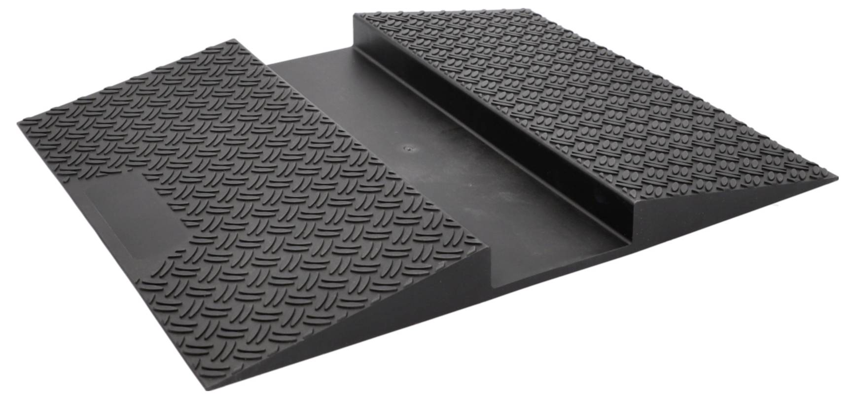Ein schwarzer Gummischwellstreifen mit strukturierter Oberfläche für verbesserten Halt und Barrierefreiheit.