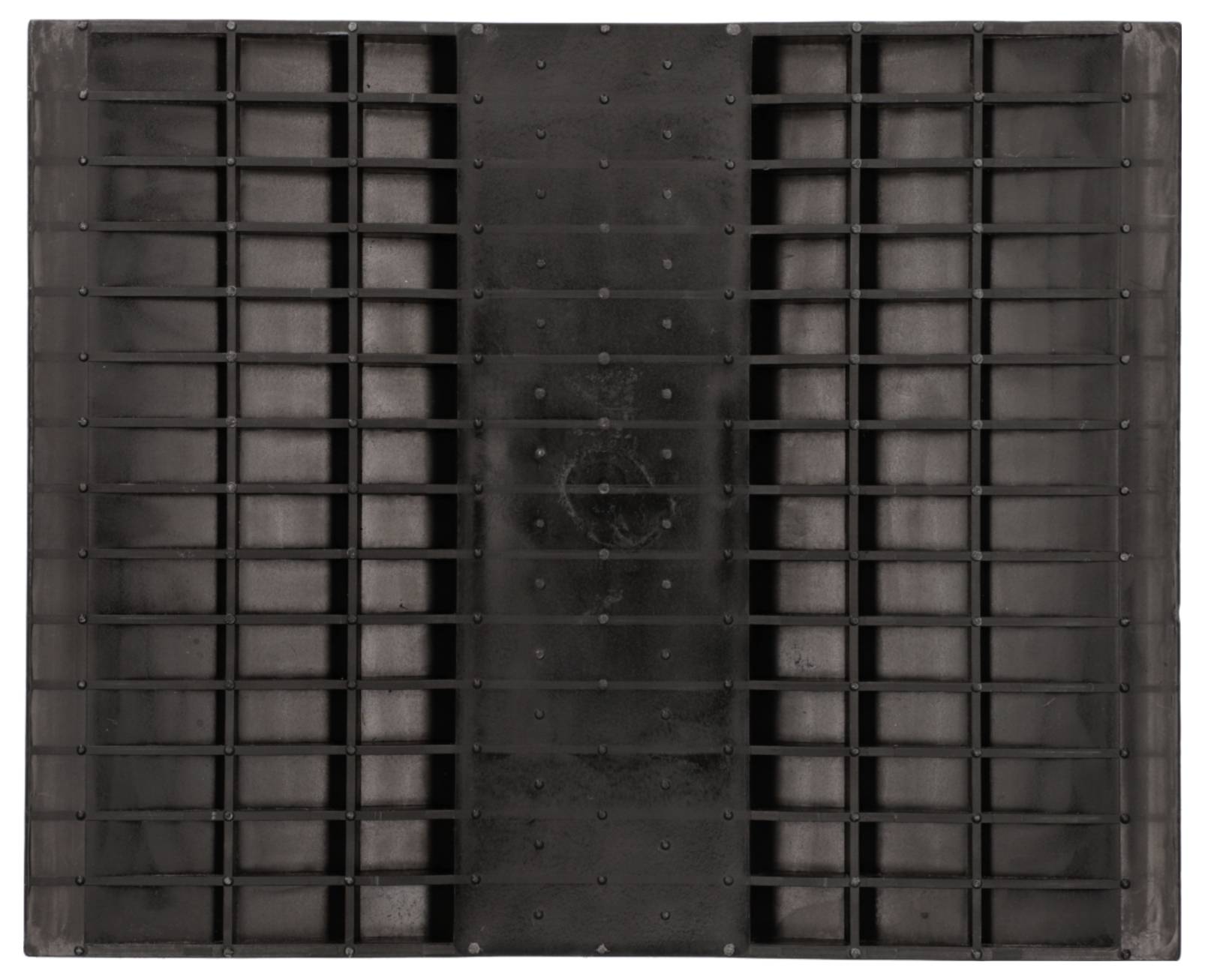 Eine rechteckige, schwarze Kunststoffpalette mit gitterartiger Struktur und verstärkten Kanten, entworfen für industrielle Lagerung und Transport.