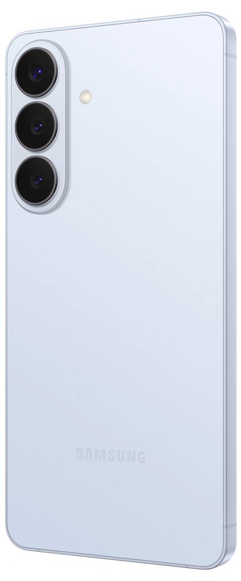 Rückansicht eines hellblauen Smartphones mit drei Kameraobjektiven und einem LED-Blitz, mit dem Markennamen „Samsung