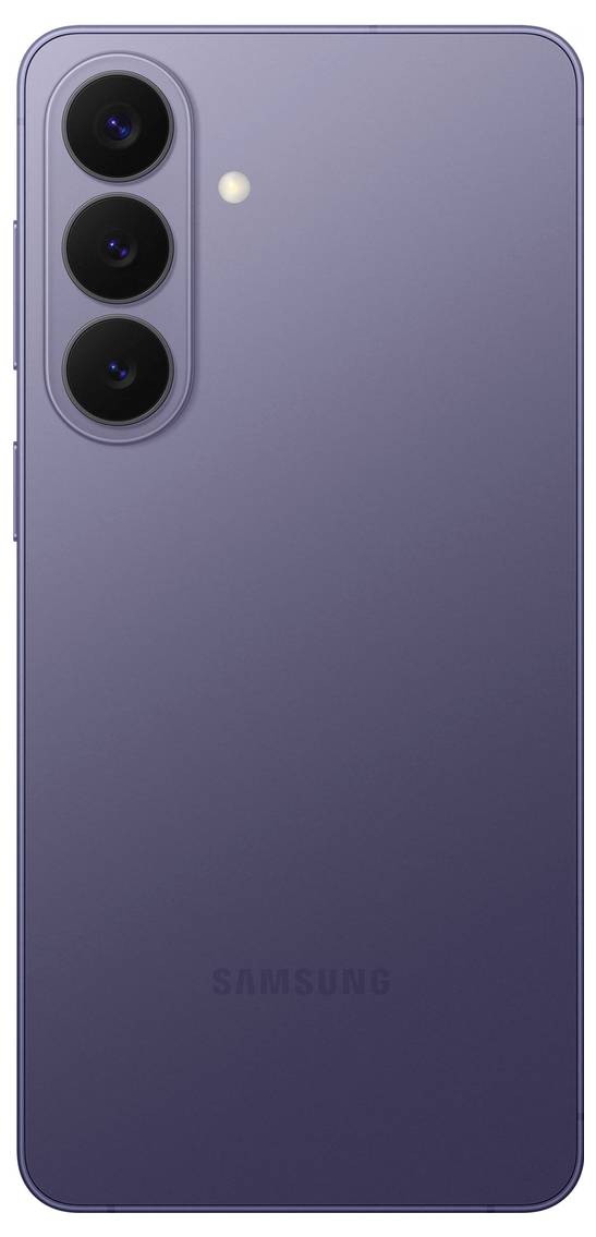 Die Hand einer Person ist zu sehen, wie sie ein orangefarbenes Stromkabel mit blauen Steckern im Kofferraum eines Fahrzeugs neben einem großen silbernen Tank organisiert.