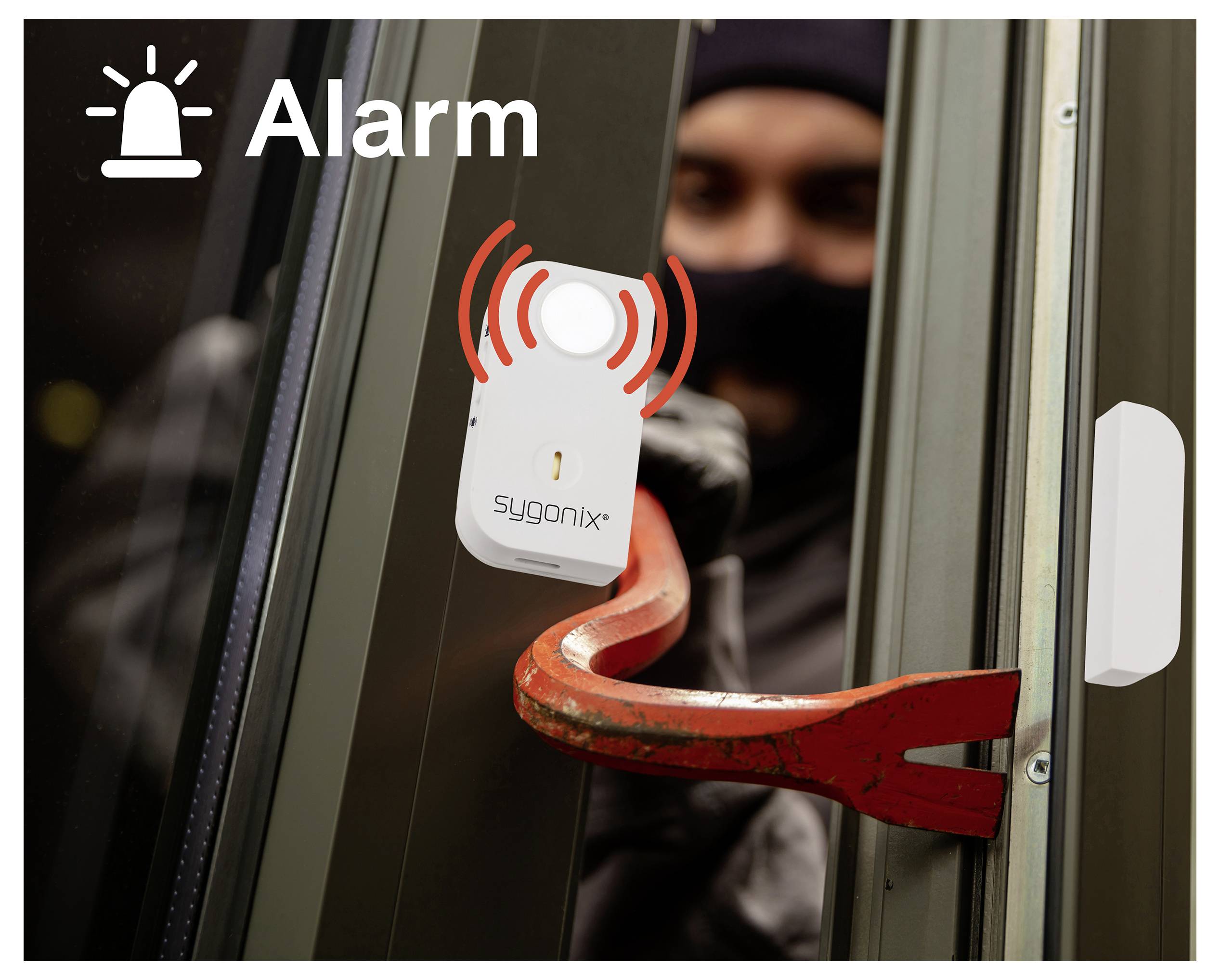 Türalarm-Sensor an einem Fenster- oder Türrahmen wird ausgelöst, als ein maskierter Eindringling einen Brecheisen benutzt, um die Tür aufzuhebeln.
