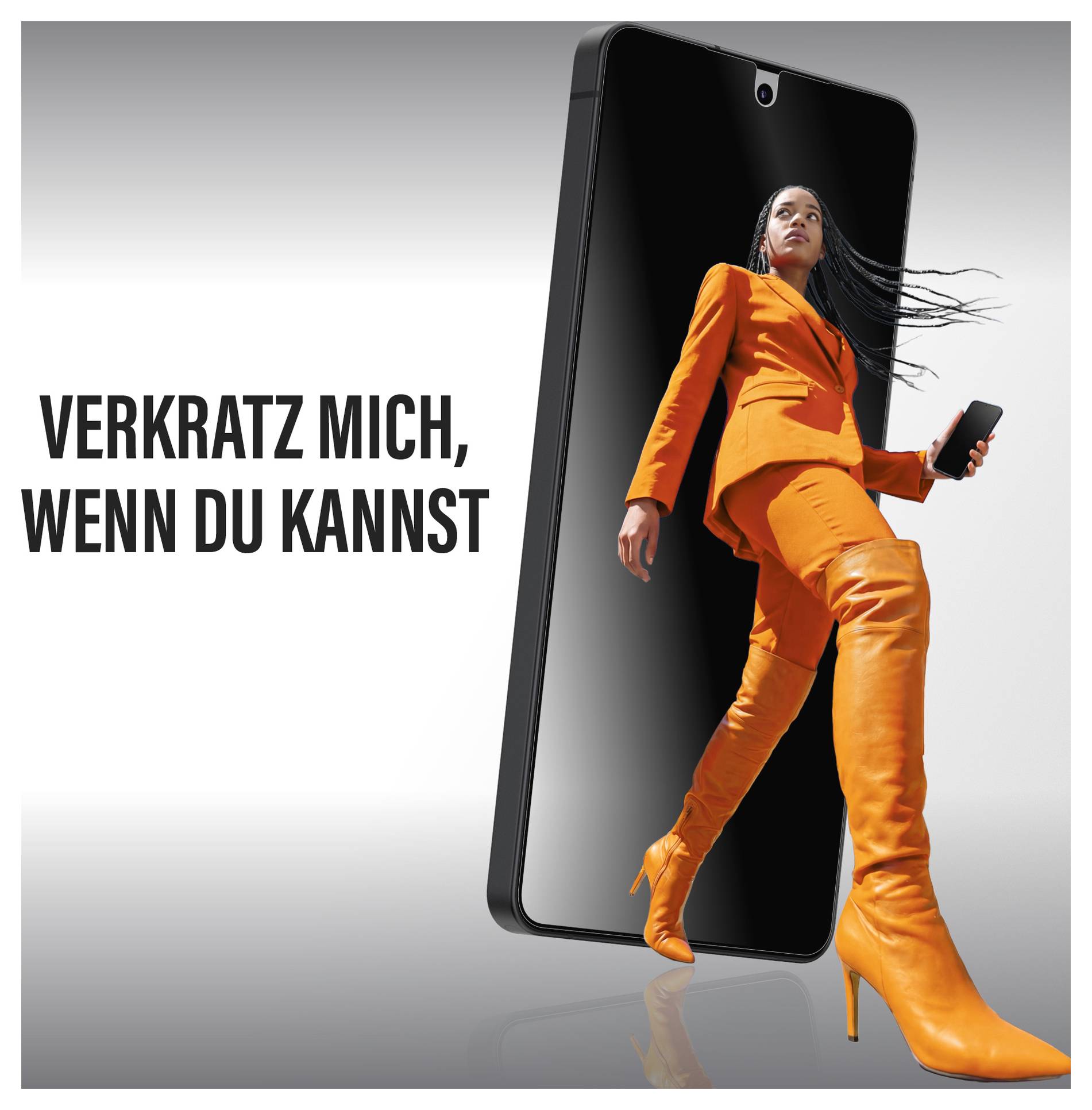 Eine Frau in leuchtend orangener Kleidung schreitet selbstbewusst voran, hält ein Telefon, das sich auf einem großen schwarzen Smartphone spiegelt. Der deutsche Text lautet „Verkratz mich, wenn du kannst