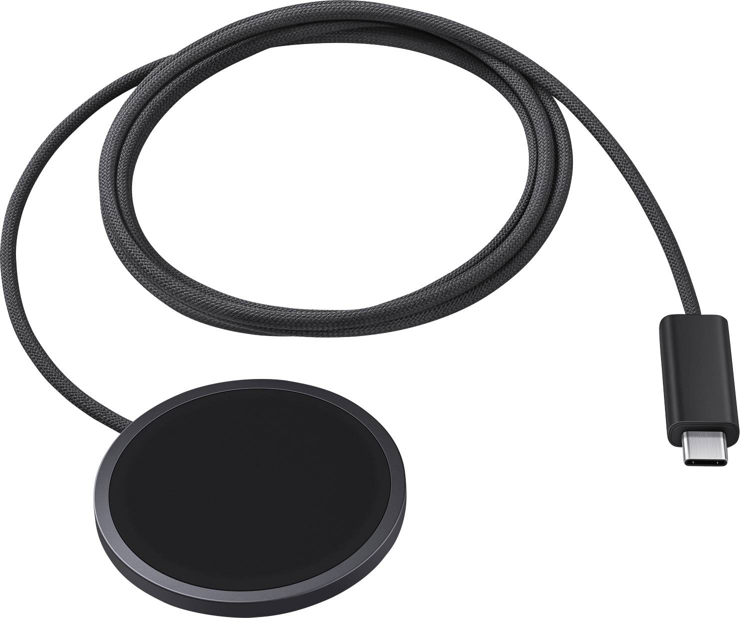 Ein rundes, schwarzes kabelloses Ladegerät mit integriertem USB-C-Kabel, konzipiert zum Laden kompatibler Geräte.