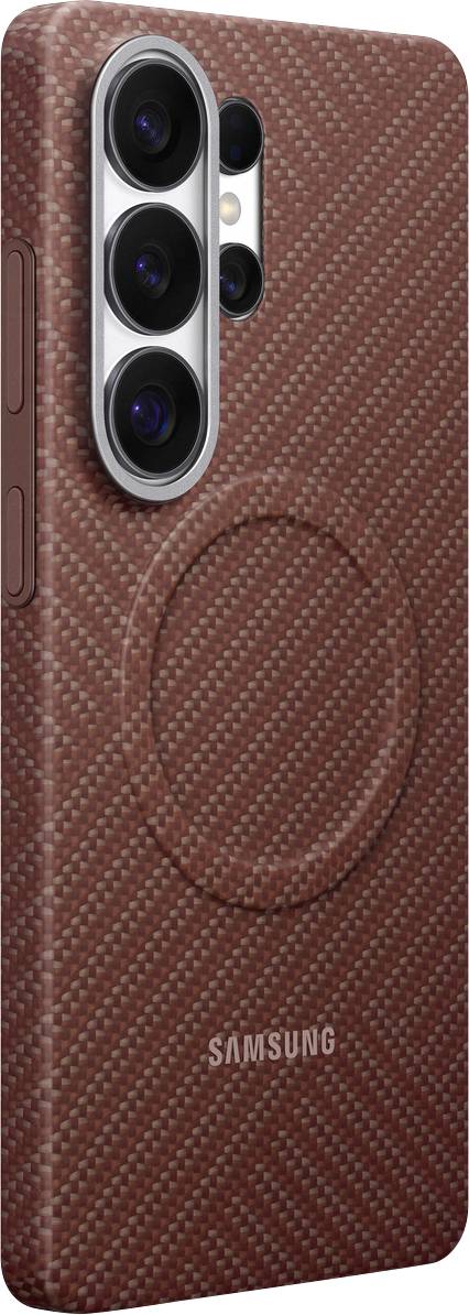 Eine braune Handyhülle für ein Samsung-Gerät mit einem schlanken, strukturierten Design. Die Rückseite verfügt über einen prominenten kreisförmigen Bereich in der Nähe der Kamera.