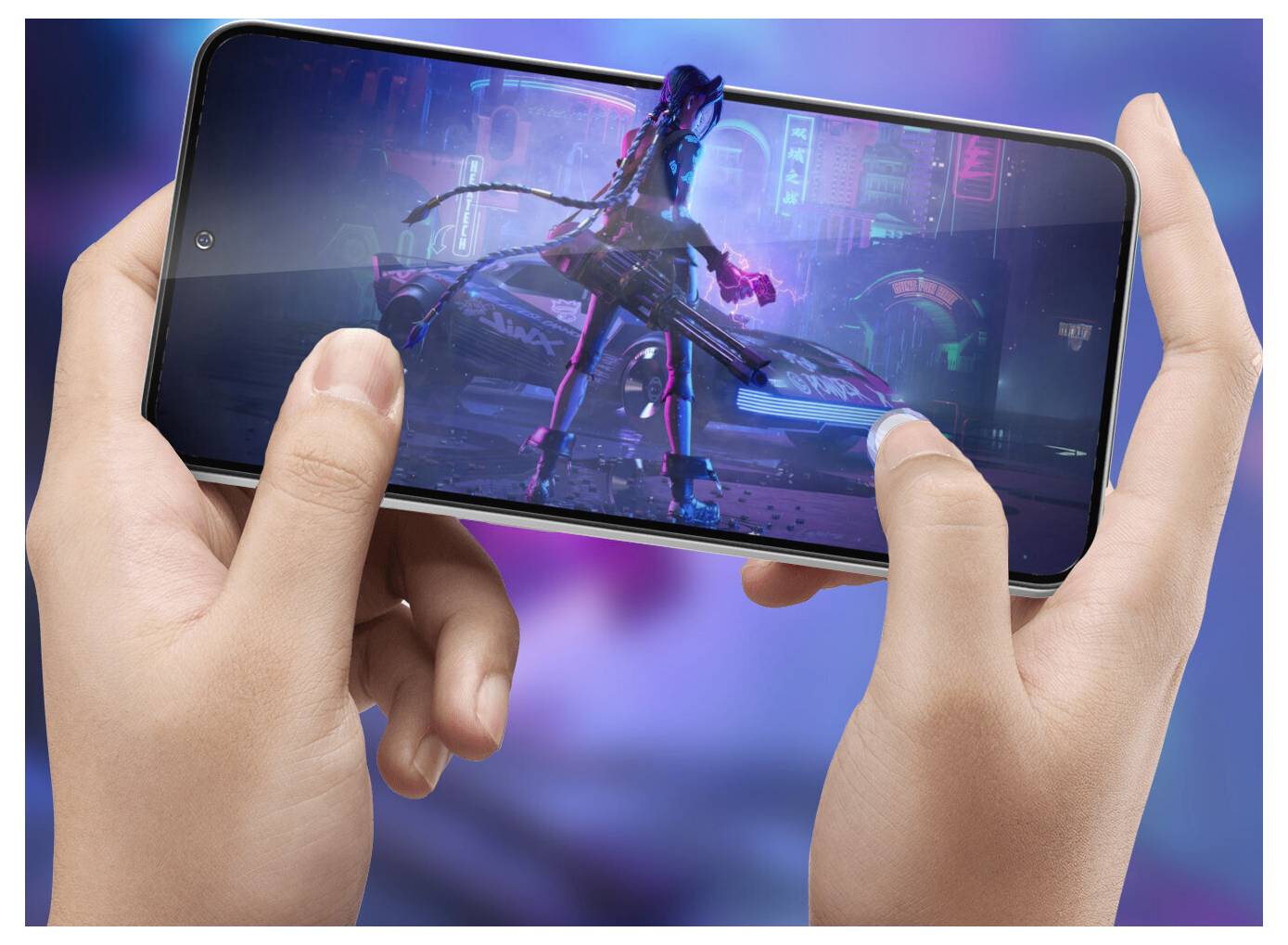 Hände, die ein Smartphone halten, auf dem ein Videospiel mit einer futuristischen Figur in neonbeleuchteter Umgebung angezeigt wird.