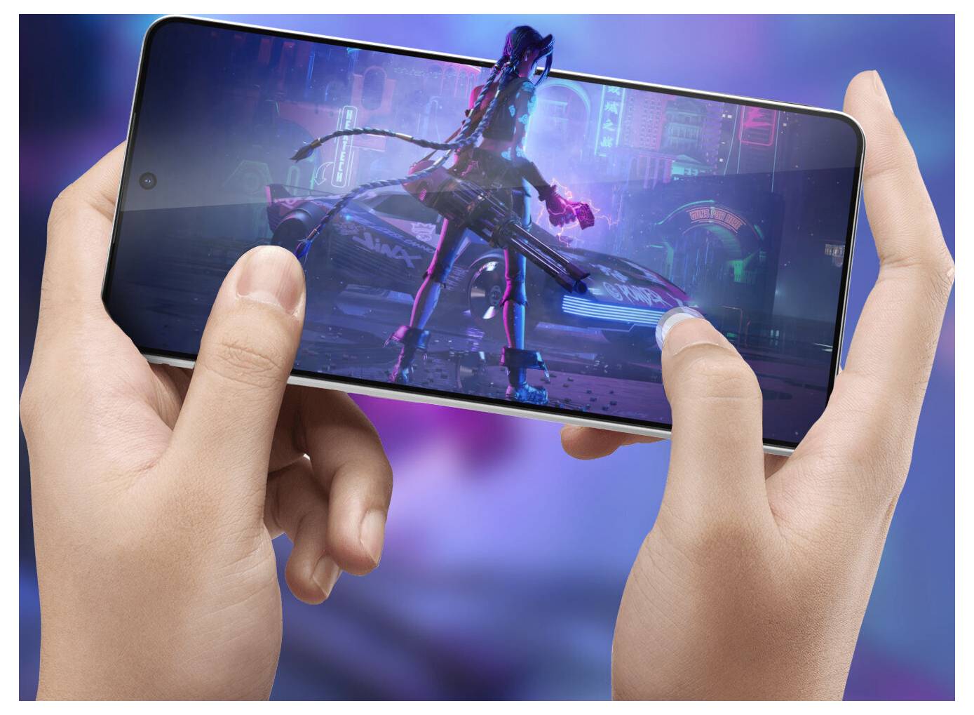 Eine Person hält ein Smartphone, das ein Videospiel mit einer futuristischen Figur und Neonlichtern im Hintergrund zeigt, was Gaming symbolisiert.