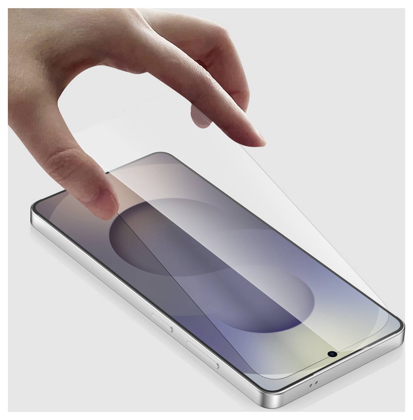 Eine Hand bringt einen transparenten Displayschutz auf ein modernes Smartphone mit metallischer Kante auf, vor einem hellgrauem Hintergrund.