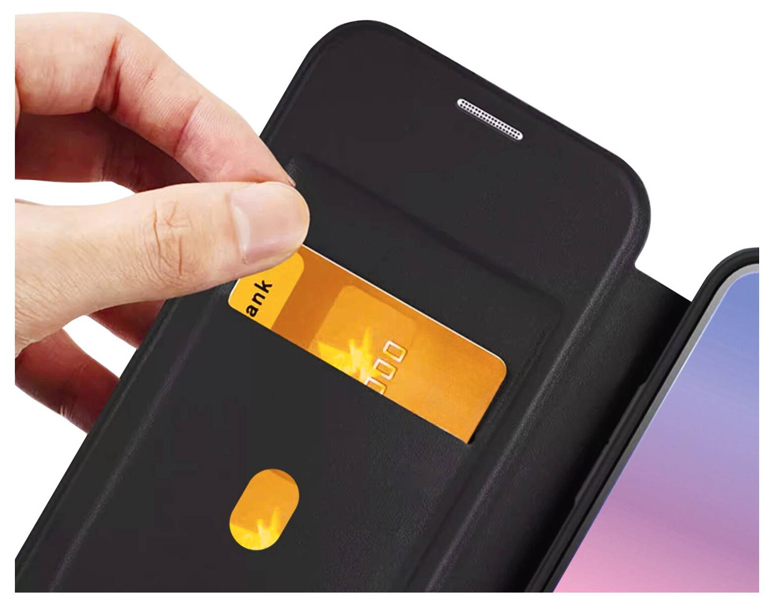 Eine Hand legt eine orangefarbene Bankkarte in eine Telefongeldbörse. Ein Smartphone-Bildschirm ist teilweise auf der rechten Seite sichtbar.