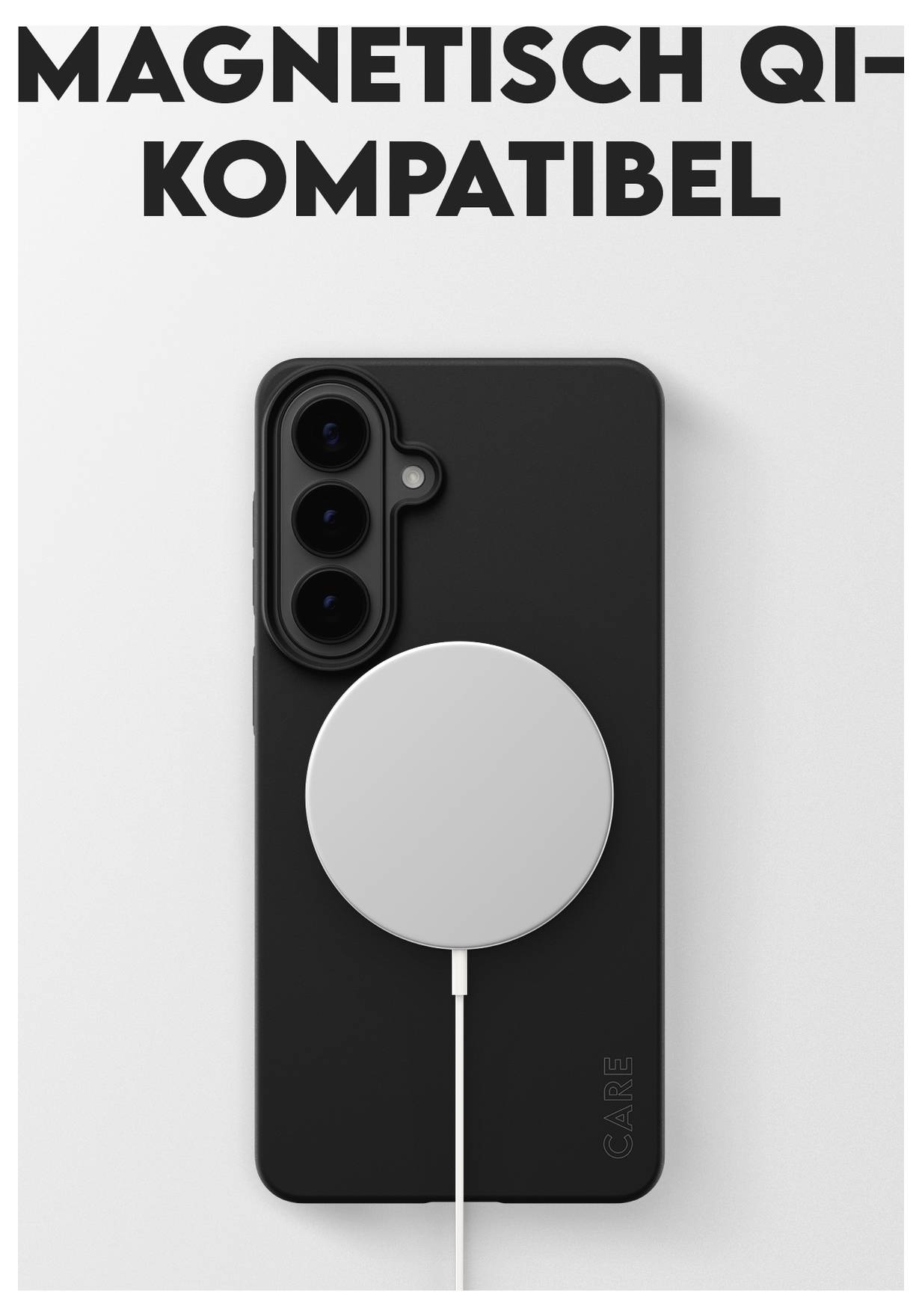 Ein Smartphone mit schwarzem Gehäuse liegt auf einer weißen Oberfläche und zeigt ein kreisförmiges, magnetisches Qi-kompatibles Ladegerät, das auf seiner Rückseite angebracht ist.