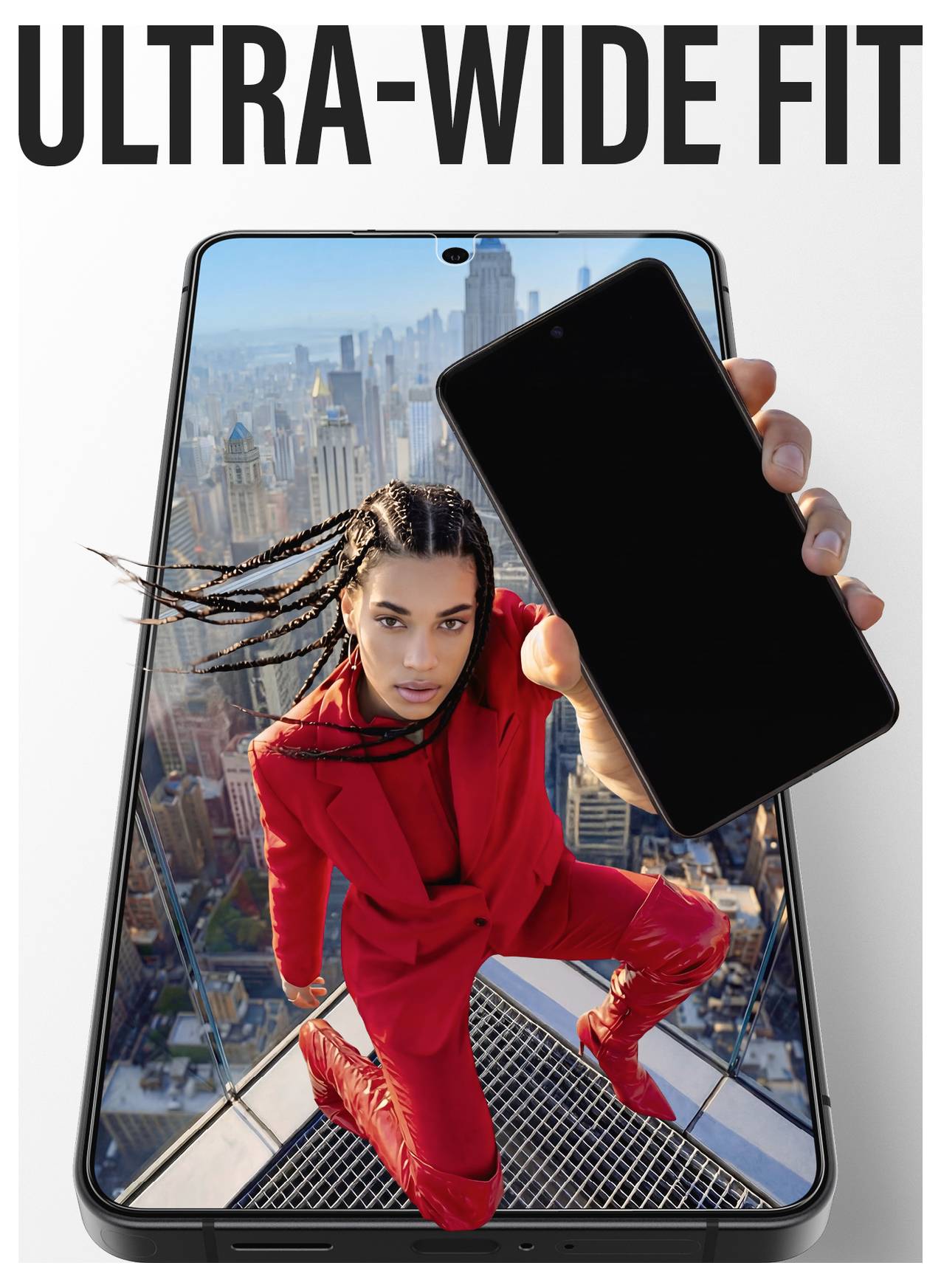 Person in rotem Outfit, das aus einem Smartphone-Display über einer Stadtlandschaft hervortritt, zeigt eine Ultra-Wide-Fit-Funktion.