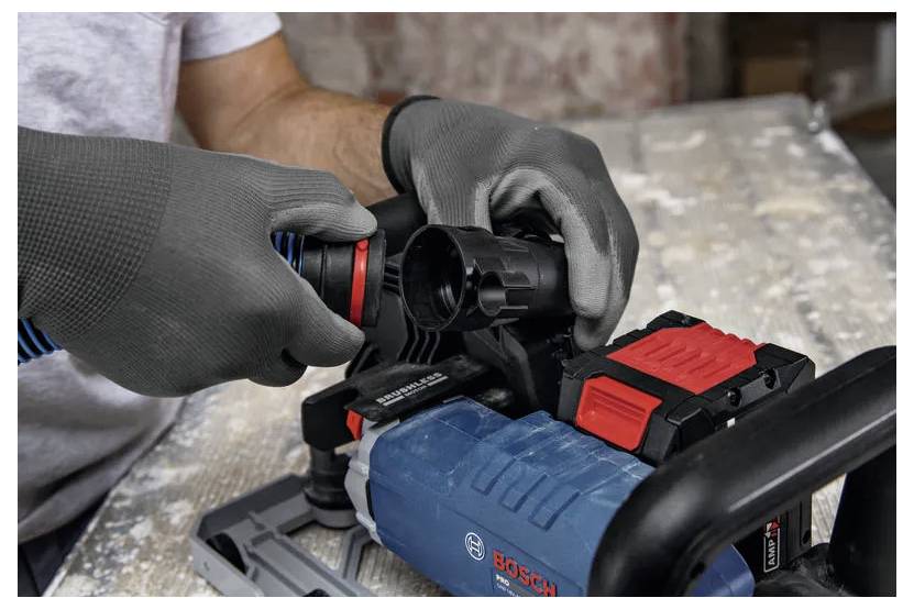 Behandschuhte Hände montieren einen Bosch-Elektrowerkzeug-Akku und eine Befestigung auf einer Werkbank, wobei ein detaillierter Reparatur- oder Einrichtungsprozess gezeigt wird.
