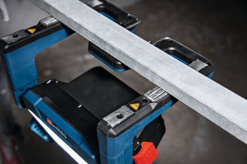 Eine blaue Sägemaschine mit einem Blatt, das zum Schneiden eines Metallträgers positioniert ist und präzise Ingenieurskunst sowie robuste Konstruktion zeigt.