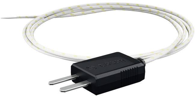 Ein zweiteiliger Elektrostecker mit einer weiß und gelb geflochtenen Schnur, die in einer Schleife aufgewickelt ist, geeignet für Standard-Steckdosen.