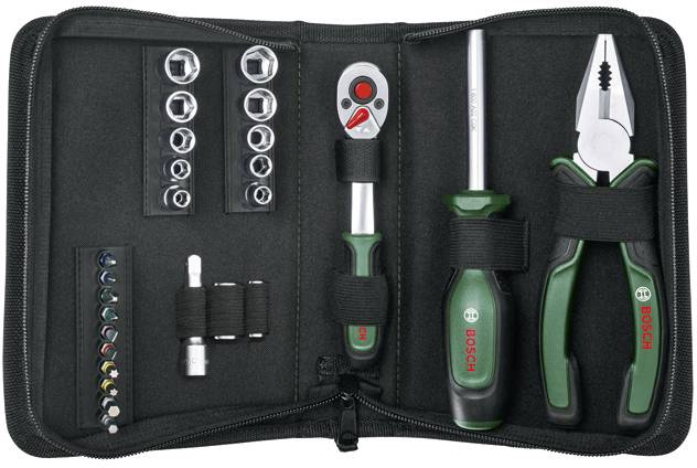 Ein offenes Werkzeugset mit verschiedenen Steckschlüsseln, einem Umschaltknarre, Schraubenziehern und Zangen, ordentlich in einem Reißverschlussetui organisiert.