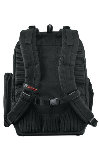 Ein schwarzer Rucksack von hinten betrachtet, mit gepolsterten Schultergurten und einem Hüftgurt. Das Markenlogo ist auf dem linken Gurt sichtbar.