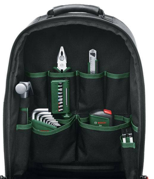 Ein offener schwarzer Rucksack zeigt organisiert angeordnete Werkzeuge, darunter Zangen, einen Teppichmesser, ein Stahllineal, Inbusschlüssel und einen Schraubendrehersatz.