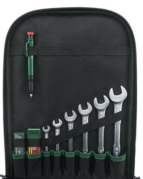Ein Werkzeugsatz, der einen Stift, eine Reihe von Schraubenschlüsseln in verschiedenen Größen und zwei Röhren mit Werkzeugen enthält, die ordentlich in Fächern organisiert sind.