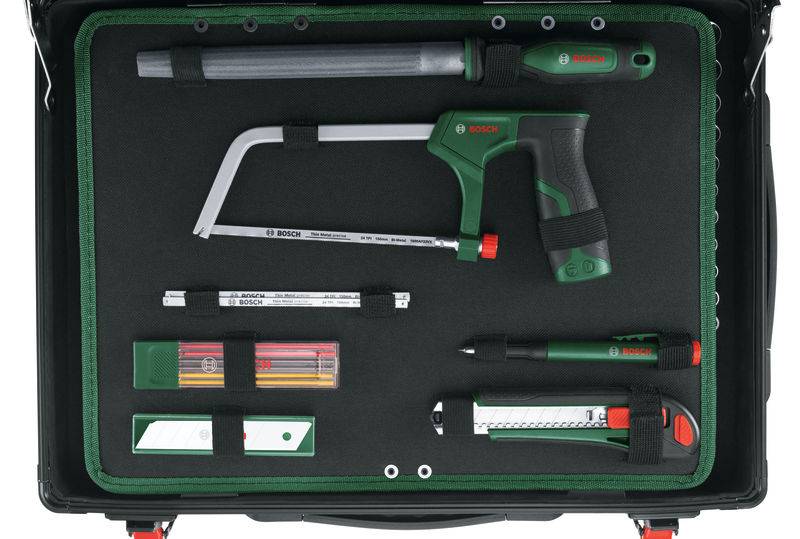 Eine Werkzeugkiste mit einer kompakten Säge, einem Universalmesser, Ersatzklingen und anderen kleinen Handwerkzeugen ordentlich angeordnet.