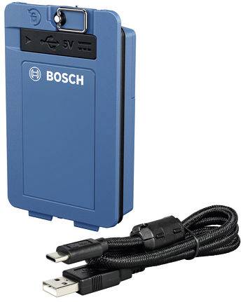 Ein blauer Bosch-Akkupack mit USB-Anschlüssen und ein schwarzes USB-Ladekabel daneben abgebildet.