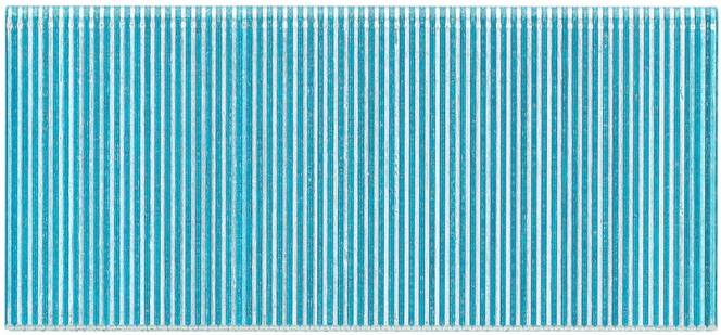 Ein Stapel blauer Nägel, die in einem linearen Muster angeordnet sind und mit metallischem Glanz glänzen.