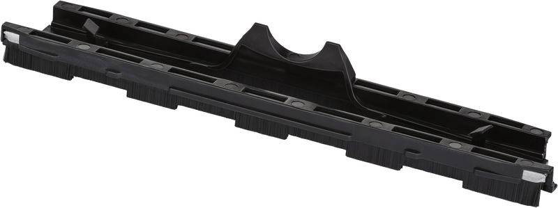 Eine Nahaufnahme einer schwarzen Kunststoffkomponente mit einer gerillten Struktur und einem zentralen erhabenen Bereich, möglicherweise Teil einer Geräte- oder Maschinenmontage.