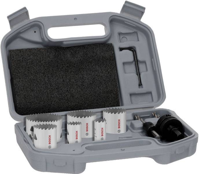 Nahaufnahme eines Bohrers, der ein Loch in eine Metalloberfläche bohrt, wobei die Präzision und Kraft des verwendeten Werkzeugs hervorgehoben werden.