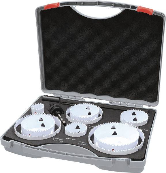 Eine Sammlung von Lochsägen in einem grauen Koffer, die verschiedene Größen nebeneinander zeigt, geeignet zum Schneiden von Holz oder Metall.