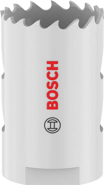 Ein Nahaufnahmebild einer Bosch-Lochsäge mit weißem Gehäuse und gezackter Stahlschneide. Das Bosch-Logo ist prominent in Rot dargestellt.