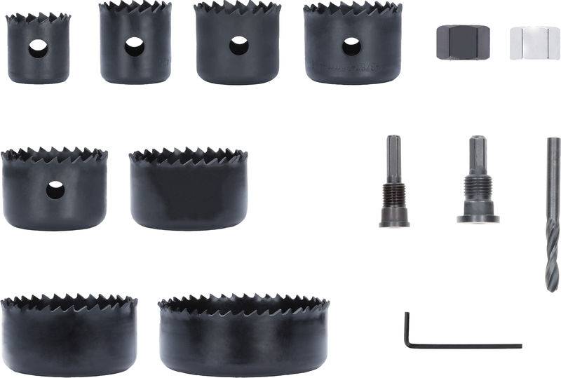 Ein Satz verschieden großer Lochsägen in Schwarz mit Adaptern und einem Bohrer, angeordnet auf weißem Hintergrund.