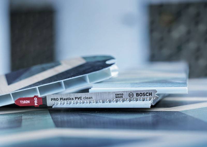 Ein Bosch PRO Kunststoff-PVC-Reinigungsblatt ist kantelig positioniert und zeigt seine Zähne und die Markenbezeichnung „SWISS MADE