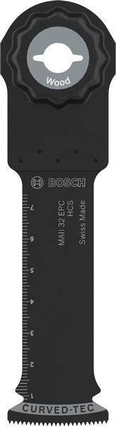 Ein schwarzes Bosch curved-tec Holzschneidblatt mit Messskalen an der Seite und Text „Swiss Made