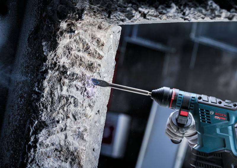 Eine Bosch-Kreissäge und ein ProCORE18V-Akku sind auf einem Werkstatttisch auf einer Baustelle mit Holzbrettern abgebildet und zeigen die verwendeten Werkzeuge.