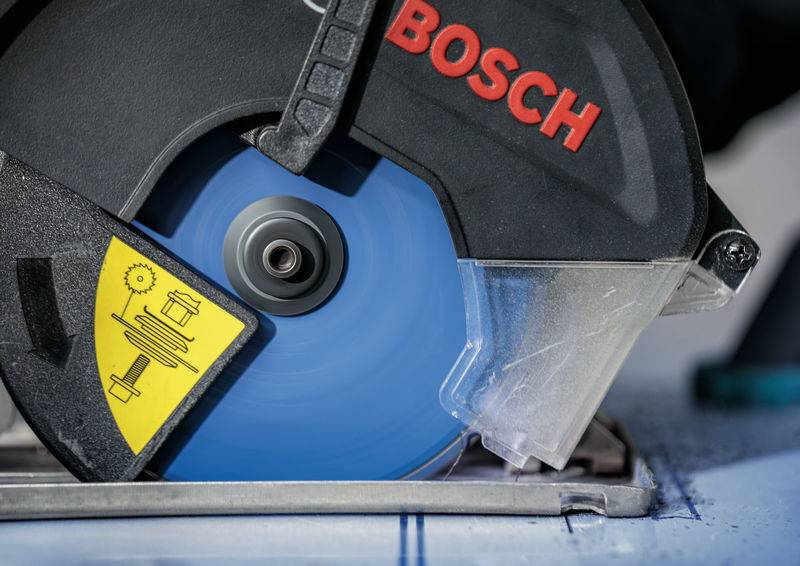 Ein rotierendes Kreissägeblatt mit der Aufschrift „BOSCH
