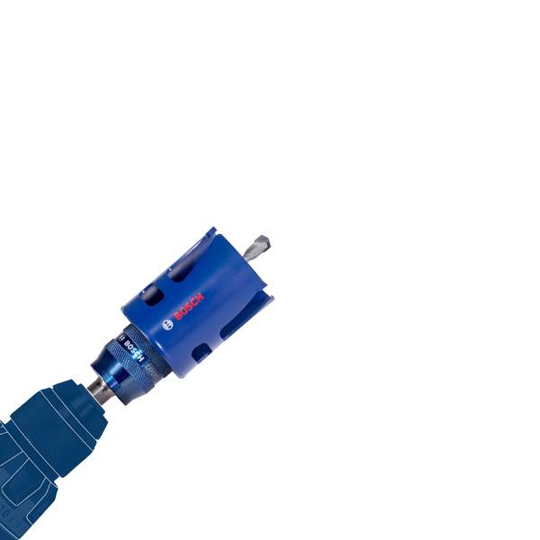 Ein blauer Elektroschrauber von Bosch mit einer Lochsägen-Aufsatzvorrichtung horizontal positioniert, auf dem die Markenbezeichnung und das Schneidblatt sichtbar sind.