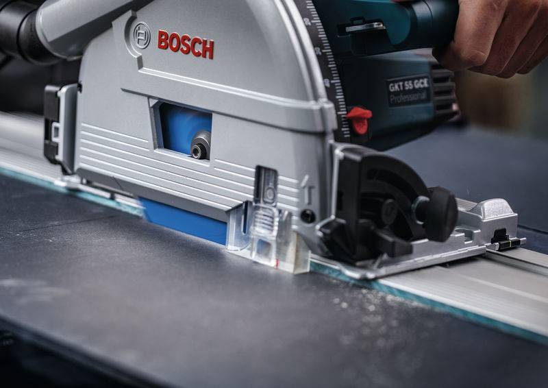 Eine Nahaufnahme einer Bosch-Elektrosäge, die durch ein Metallblech schneidet, wobei Präzision und Fokus auf Handwerk oder Industriearbeit gezeigt werden.