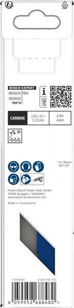 Eine Kreissäge schneidet durch ein Stück Holz. Das Sägeblatt ist metallisch blau, und der Griff ist rot und blau. Sonnenlicht filtert durch eine Struktur.