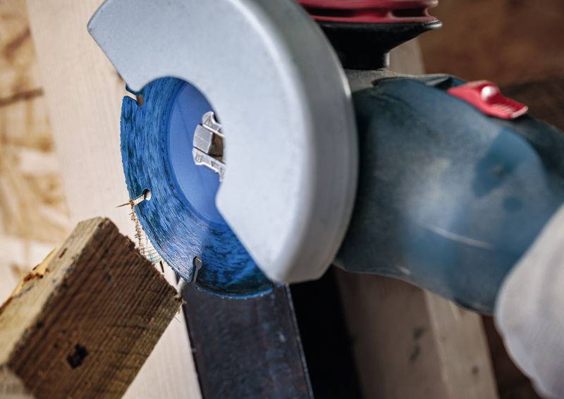 Eine Person benutzt eine Kreissäge, um ein Holzbrett durchzuschneiden, und zeigt dabei eine Nahaufnahme des Werkzeugs in Aktion.