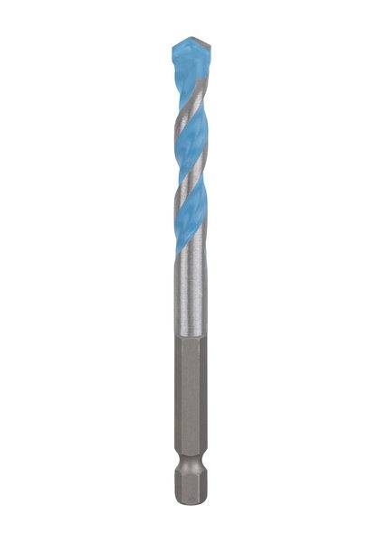 Ein Kreissägeblatt schneidet durch eine Holzbrettkante, wobei blaue und metallische Komponenten sichtbar sind. Sägespäne sind in der Luft, was auf Bewegung hindeutet.