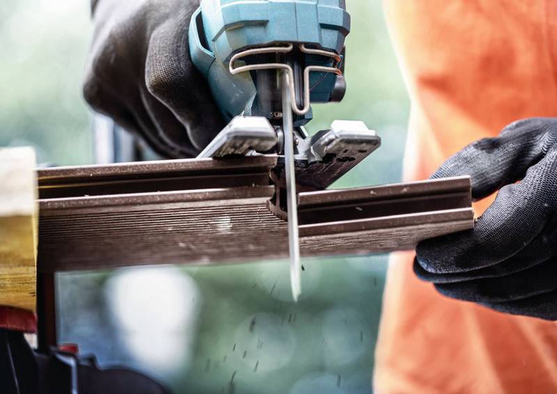 Ein Elektroschrauber bohrt mit einem blau-grauen Bohrer ein Loch in eine Betonwand und zeigt dabei Konstruktions- oder Heimwerkerarbeiten.