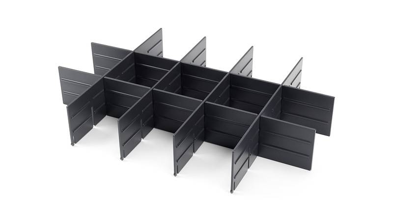Ein schwarzer, modularer Kunststoff-Lagertrenner mit miteinander verbundenen Schlitzen, die verstellbare Fächer zum Organisieren von Gegenständen schaffen.
