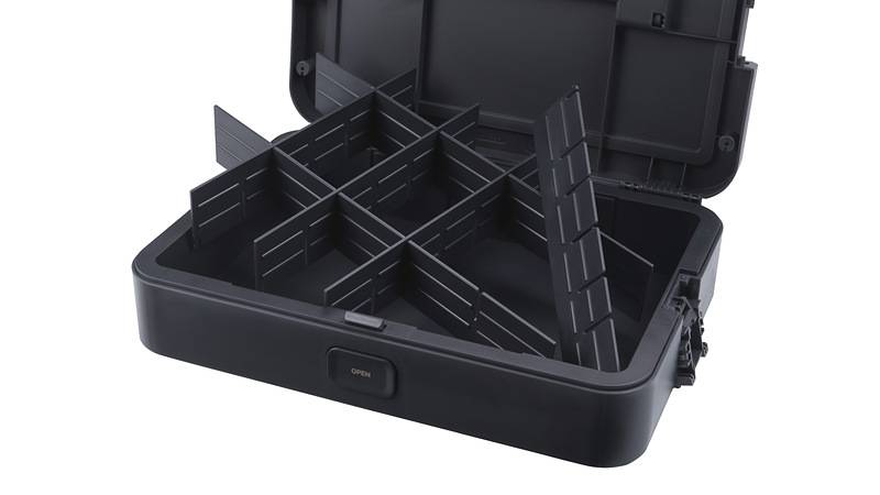Offener schwarzer Koffer mit verstellbaren Trennwänden zum Organisieren von Gegenständen. Verfügt über einen sicheren Verschlussmechanismus mit Riegel.