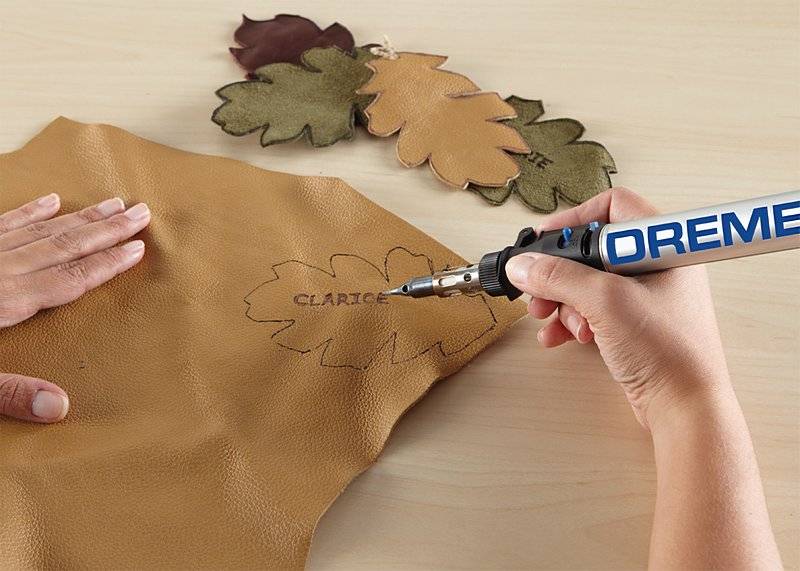 Eine Person benutzt einen Lötkolben, um den Namen „Clarice