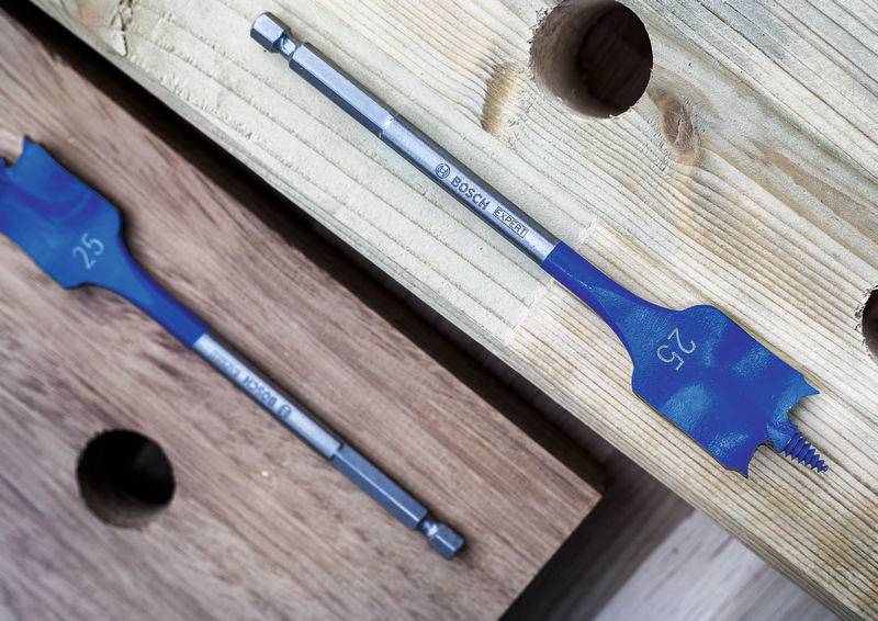 Zwei flache Holzbohrer mit Markierungen „25