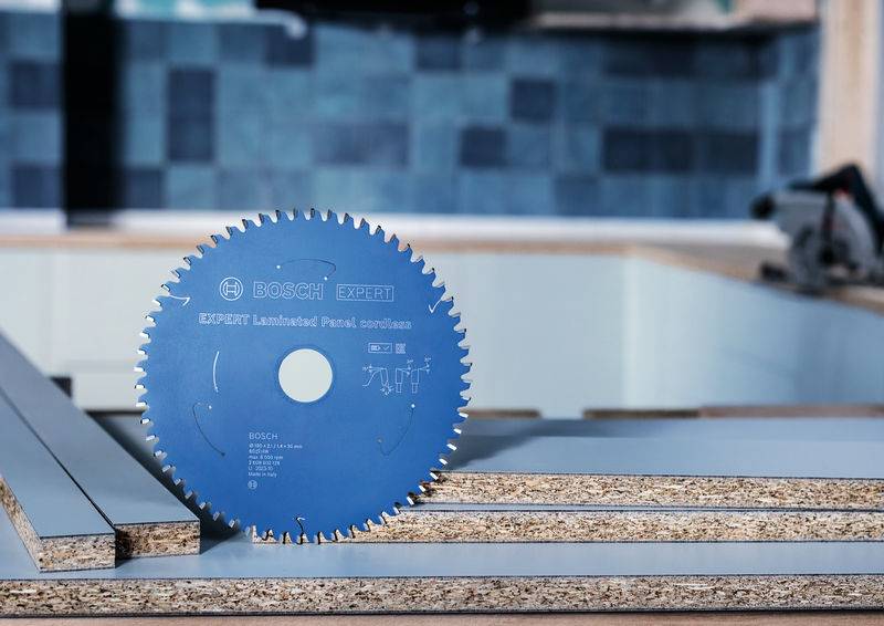 „Sägeblatt mit der Aufschrift „BOSCH EXPERT für Laminatplatten